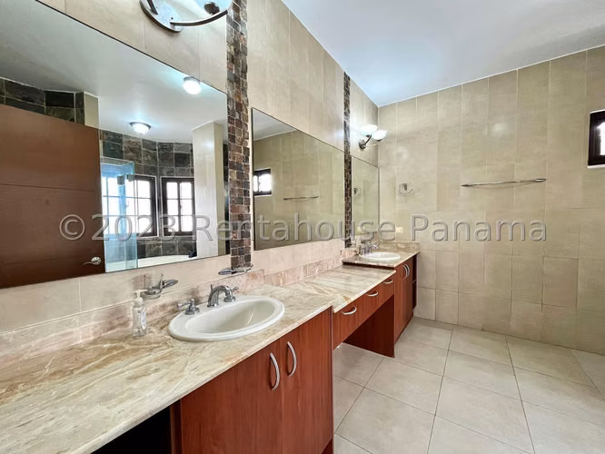 Vendo Casa en Costa Sur OF24-5776