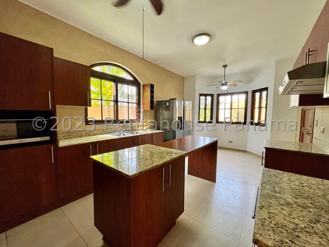 Vendo Casa en Costa Sur OF24-5776
