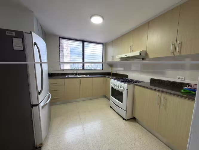 ALQUILO APARTAMENTO EN OBARRIO, 2 RECAMARAS, LINEA BLANCA, 120M2.
