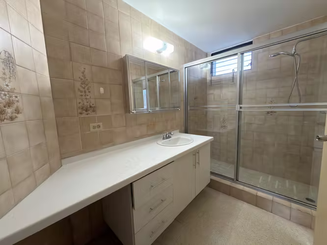 ALQUILO APARTAMENTO EN OBARRIO, 2 RECAMARAS, LINEA BLANCA, 120M2.