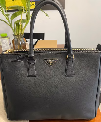 Se Vende Cartera negra tipo PRADA en excelente estado. Precio negociable. - Imagen 4