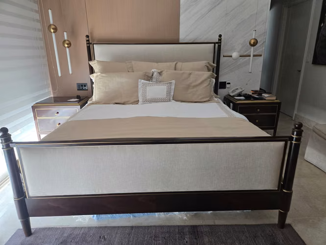 Cama King de lujo Alexa Hampton / Hickory Chair + 2 mesas de noche