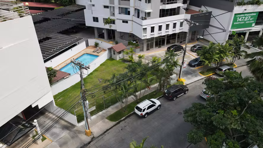 SE VENDE LOCAL COMERCIAL CON TERRENO EN MARBELLA – CALLE 47 - Imagen 2
