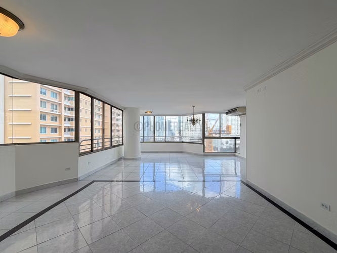 Apartamento de 3 Recámaras en Venta en Marbella – 187 m² con Potencial de Remodelación