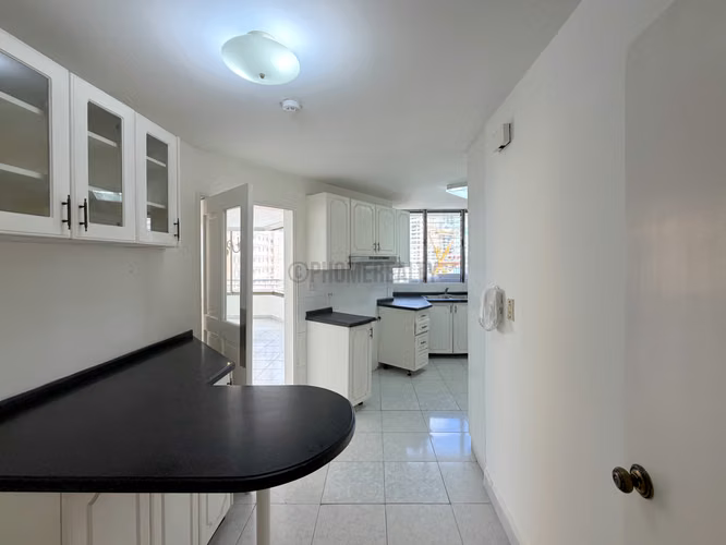 Apartamento de 3 Recámaras en Venta en Marbella – 187 m² con Potencial de Remodelación