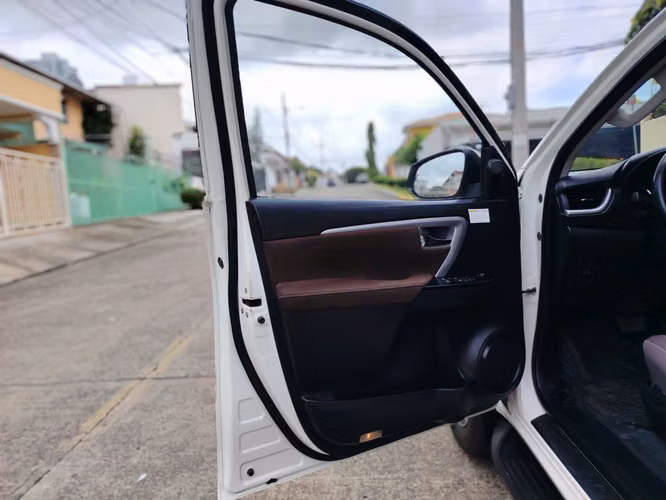 TOYOTA FORTUNER 2020 AUTOMÁTICA 4X4 NEGOCIABLE - Imagen 4