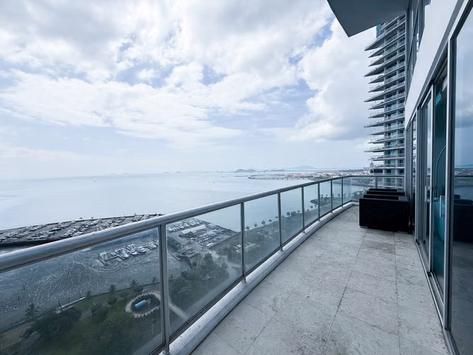 Apartamento de Dos Niveles con Vista al Mar en Sky, con Vistas desde Ambas Recámaras