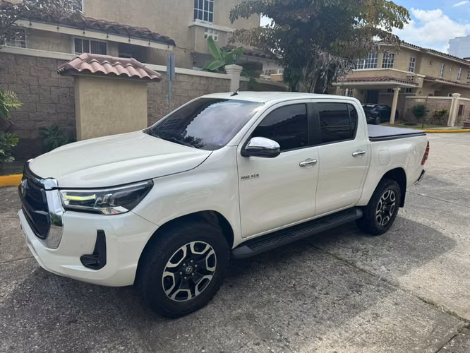 Toyota Hilux 2021 4x4 Automático FULL EXTRAS - Imagen 2
