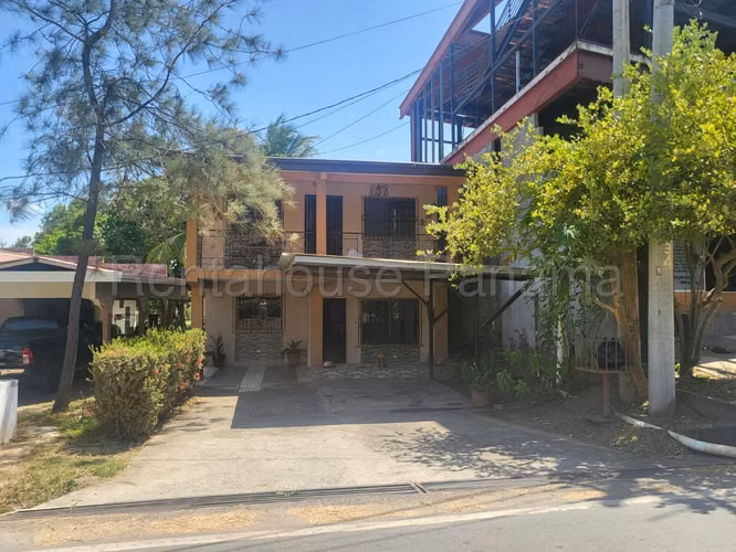 Commercial Property For Rent In Chitré YS