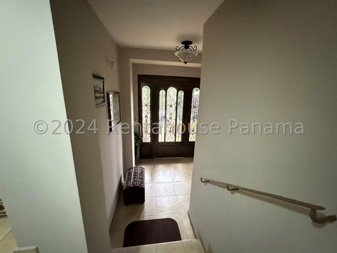 Venta de Amplia Casa con Doble Entrada en El Carmen 27*1692Mfk