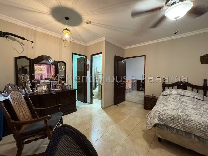 Venta de Amplia Casa con Doble Entrada en El Carmen 27*1692Mfk