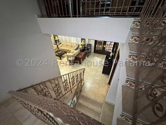 Venta de Amplia Casa con Doble Entrada en El Carmen 27*1692Mfk