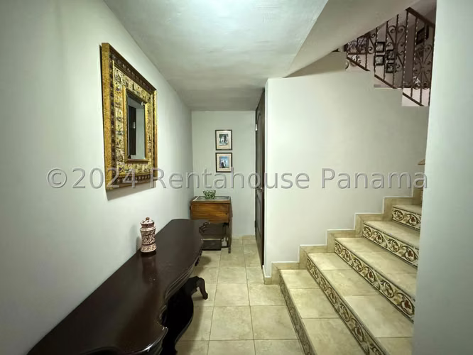 Venta de Amplia Casa con Doble Entrada en El Carmen 27*1692Mfk