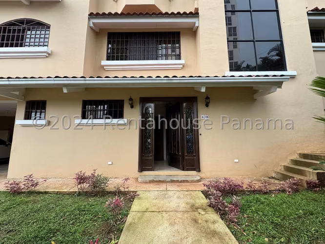Venta de Amplia Casa con Doble Entrada en El Carmen 27*1692Mfk