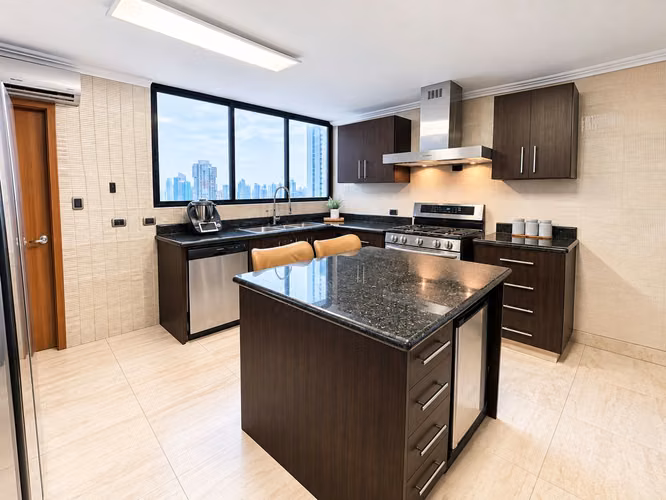Espectacular Apto en Piso Alto en Ave. Balboa | Frente al Mar | 216 m² | PH Torre del Pacífico