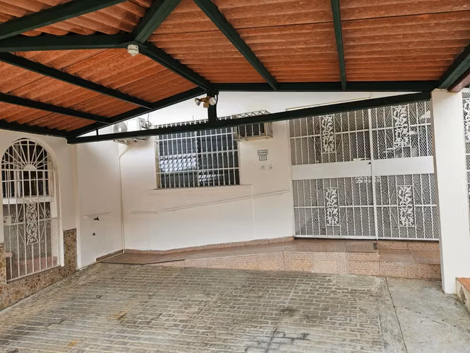 OPORTUNIDAD - SE VENDE CENTRICA CASA EN VILLA LUCRE - Imagen 4