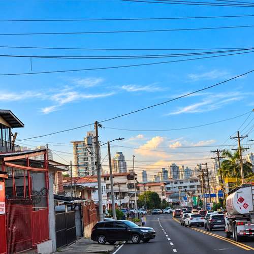 ALQUILO CASA DE DOS NIVELES PARA USO COMERCIAL VIA PRINCIPAL