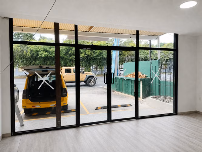 Alquiler de Local comercial en Vía Porras, 100m2 - Imagen 4
