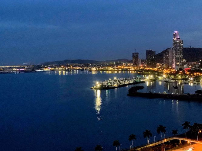 ¡En Alquiler! Exclusivo Apartamento Amoblado de 210 m² con Vista al Mar