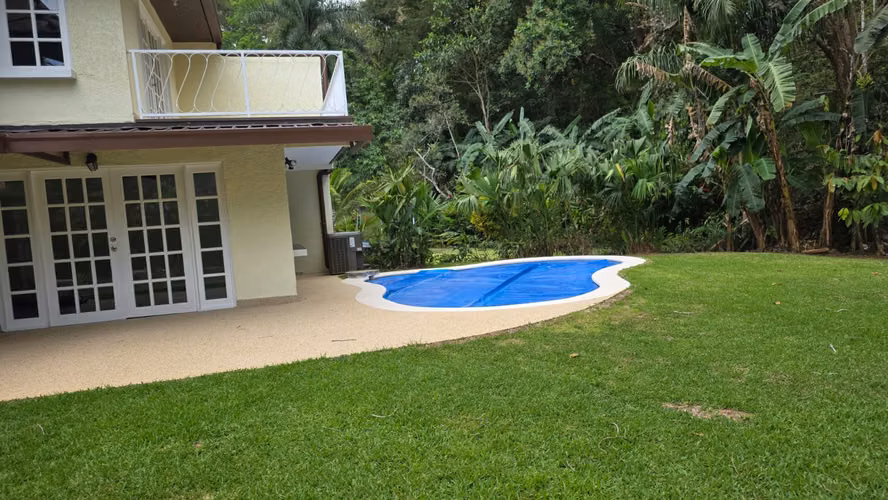 ¡Espectacular Casa Remodelada en Clayton! Con Piscina y Gran Jardín