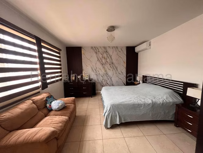 268626. Se vende casa amoblada, 4 recámaras, 4.5 baños, den, 300m