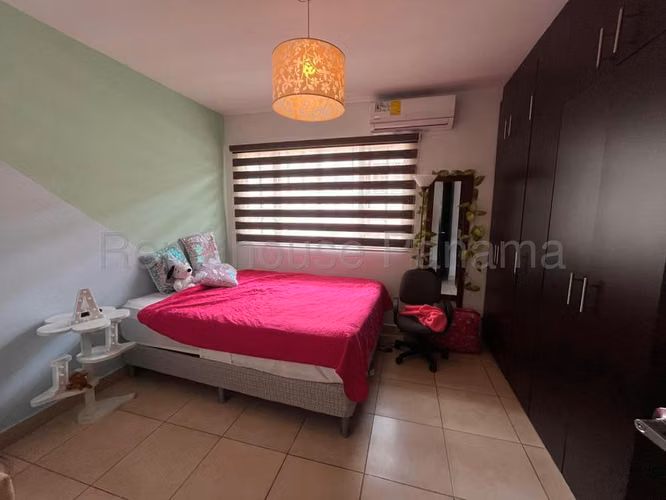 268626. Se vende casa amoblada, 4 recámaras, 4.5 baños, den, 300m