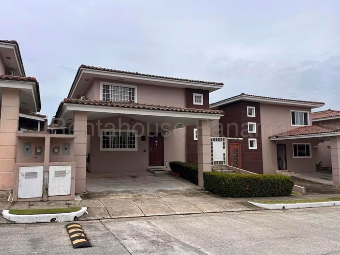 268626. Se vende casa amoblada, 4 recámaras, 4.5 baños, den, 300m