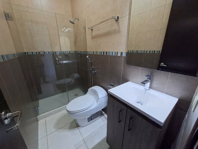 272024. Se alquila casa adosada, 175m, 3 recamaras, 3 baños. Linea Blanca.