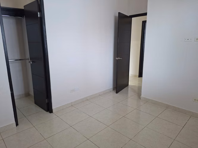 272024. Se alquila casa adosada, 175m, 3 recamaras, 3 baños. Linea Blanca.