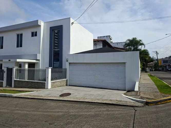 272024. Townhouse for rent, 175 m², 3 bedrooms, 3 bathrooms.