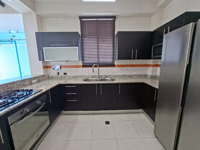 272024. Se alquila casa adosada, 175m, 3 recamaras, 3 baños. Linea Blanca.
