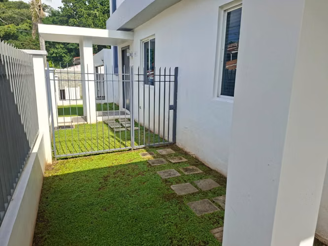 272024. Se alquila casa adosada, 175m, 3 recamaras, 3 baños. Linea Blanca.