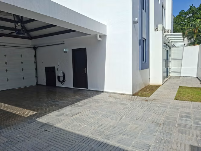 272024. Se alquila casa adosada, 175m, 3 recamaras, 3 baños. Linea Blanca.