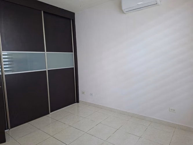 272024. Se alquila casa adosada, 175m, 3 recamaras, 3 baños. Linea Blanca.