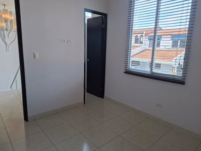 272024. Se alquila casa adosada, 175m, 3 recamaras, 3 baños. Linea Blanca.