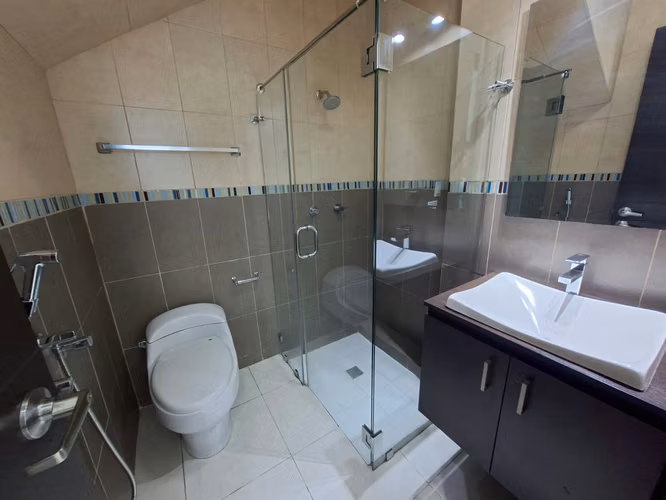 272024. Se alquila casa adosada, 175m, 3 recamaras, 3 baños. Linea Blanca.