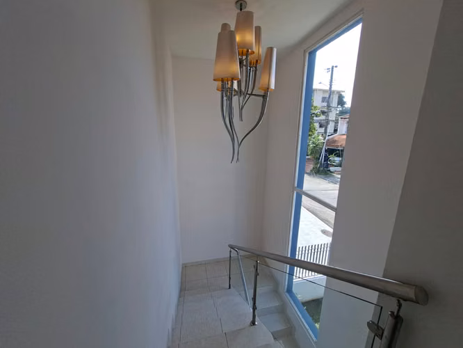 272024. Se alquila casa adosada, 175m, 3 recamaras, 3 baños. Linea Blanca.