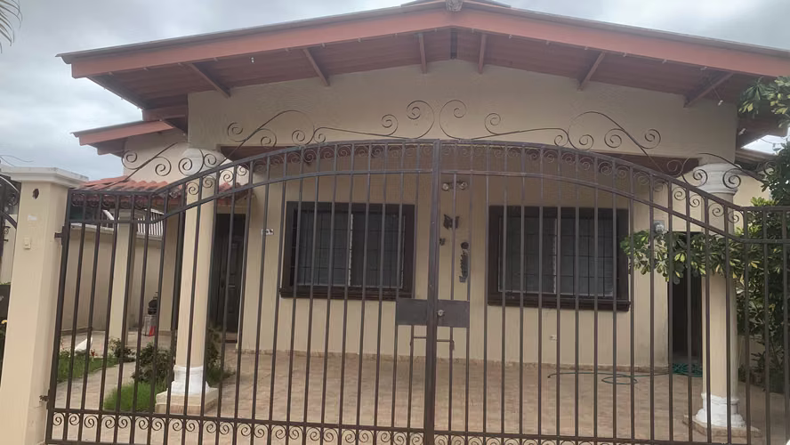 Se alquila casa en Brisas del Golf - Imagen 3