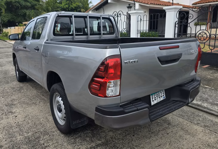 HILUX 2023 4X4 MANUAL  EN 23,495 al CRÉDITO o al contado.... - Imagen 6