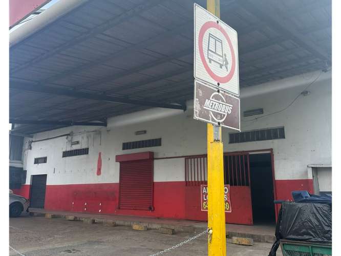 LOCAL / PEDREGAL / 265M / PARKING / AMPLIO ESPACIO / ESQUINA