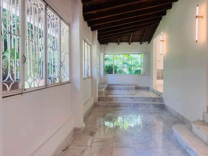 CASA con PISCINA en ALTOS del GOLF - REMODELADA - Lote de 2,500 M² - Imagen 6