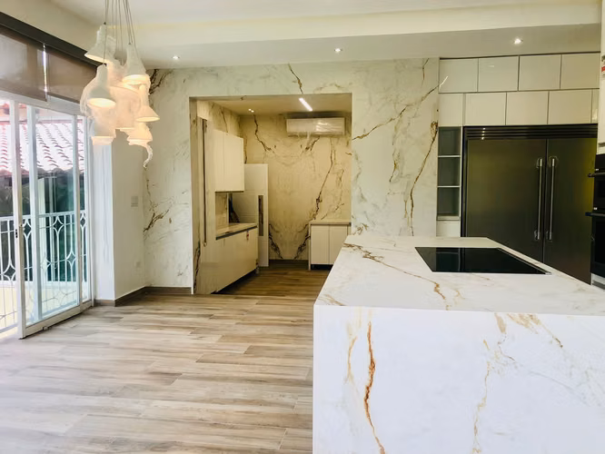CASA con PISCINA en ALTOS del GOLF - REMODELADA - Lote de 2,500 M² - Imagen 7