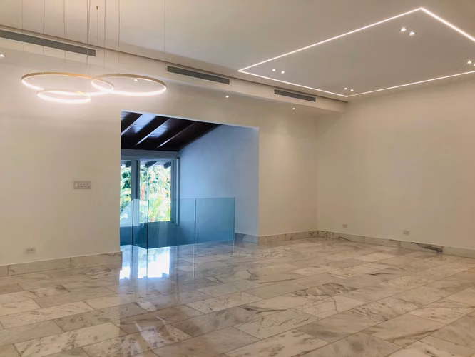 CASA con PISCINA en ALTOS del GOLF - REMODELADA - Lote de 2,500 M² - Imagen 5