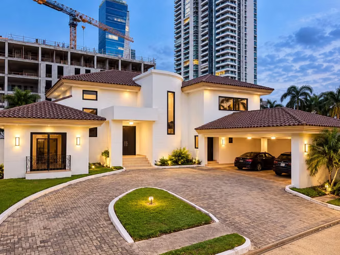 CASA EN COSTA DEL ESTE CON PISCINA PRIVADA 1045M2 CON 4REC MLD - Imagen 2