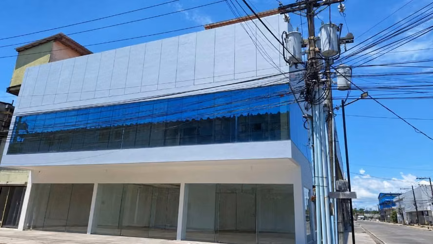 VENDO O ALQUILO EDIFICIO DE ESQUINA SHOWROOM ZONA LIBR DE COLON E
