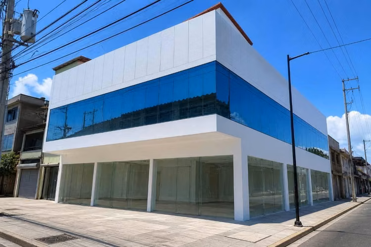 VENDO O ALQUILO EDIFICIO DE ESQUINA SHOWROOM ZONA LIBR DE COLON E