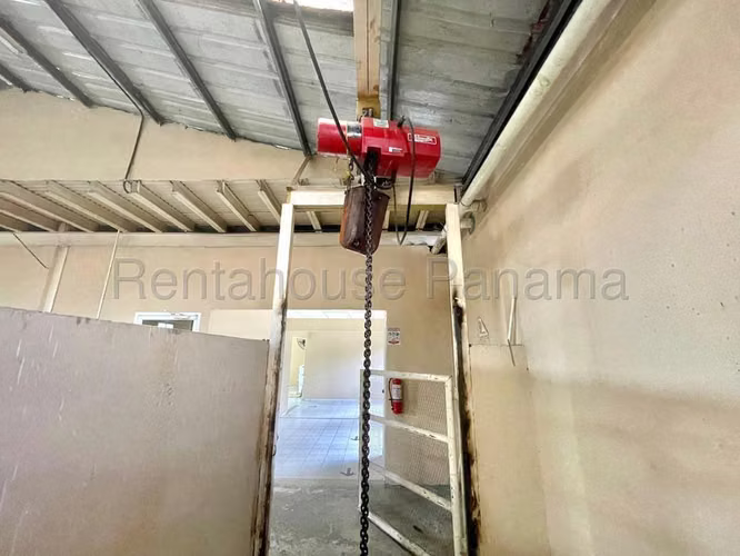 Galera En Venta En Parque Lefevre YM