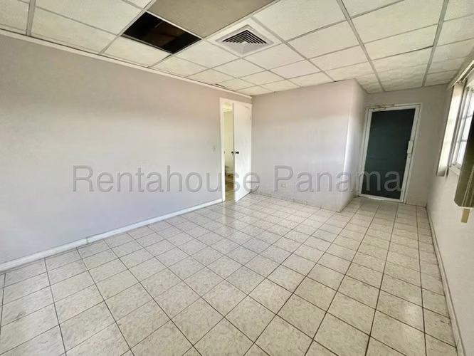 Galera En Venta En Parque Lefevre YM
