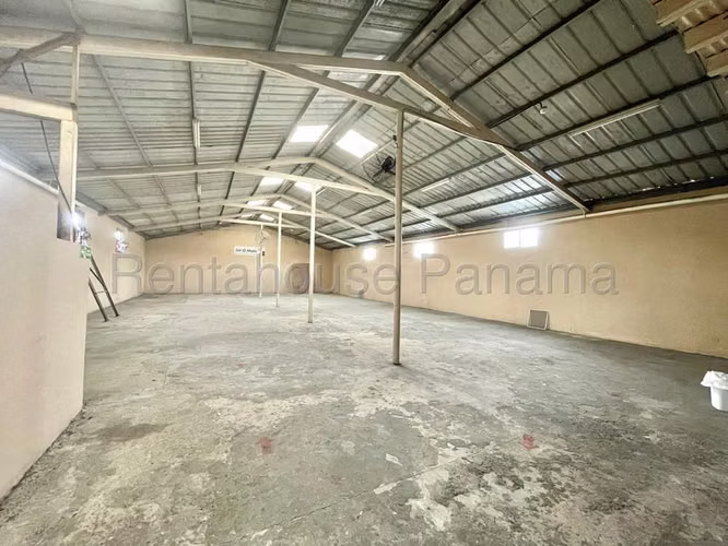 Galera En Venta En Parque Lefevre YM