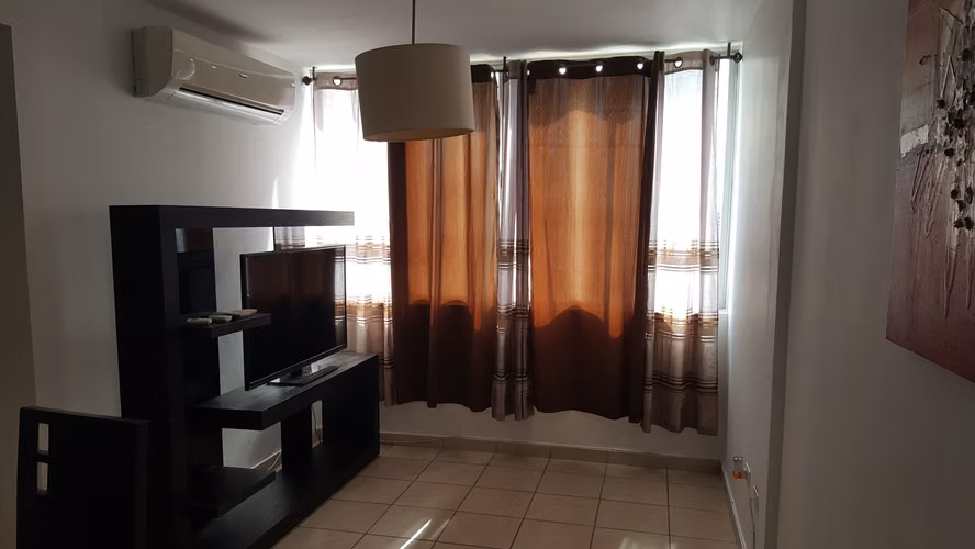 Se Alquila Apartamento 3Hab/2Baños PH Plaza Valencia - Imagen 2
